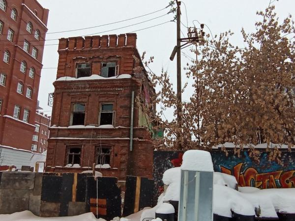 В Екатеринбурге начали сносить трехэтажное историческое здание на Розы Люксембург, 10 - Фото 2