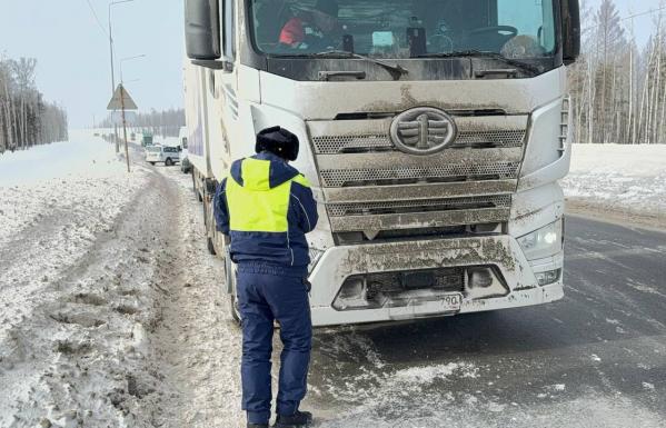 Под Екатеринбургом дедушка на «Ладе» наехал на ограждение и перевернулся - Фото 2