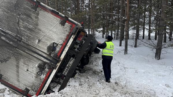 В утреннем ДТП с фурой и легковушкой под Камышловым пострадали два человека - Фото 2