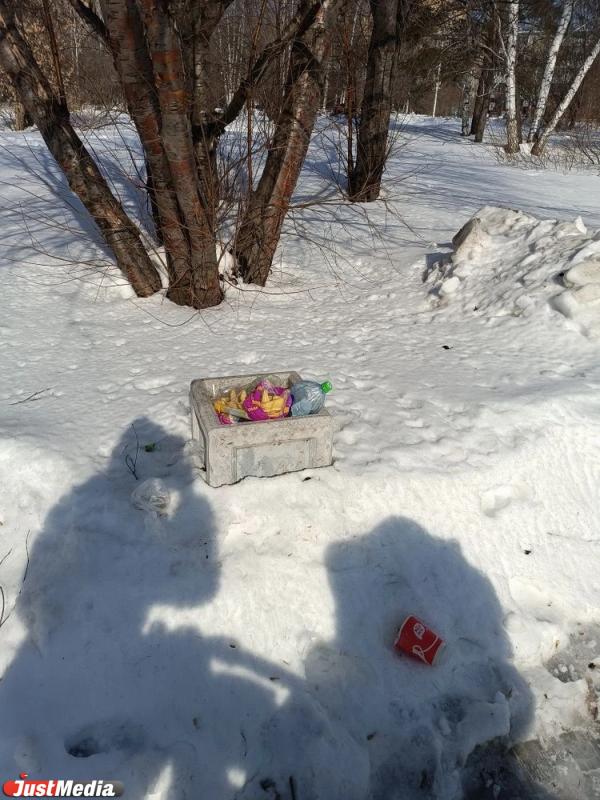 Урны переполнены, скамейки – в снегу: екатеринбуржцы пожаловались на отсутствие уборки в парке Архипова - Фото 5