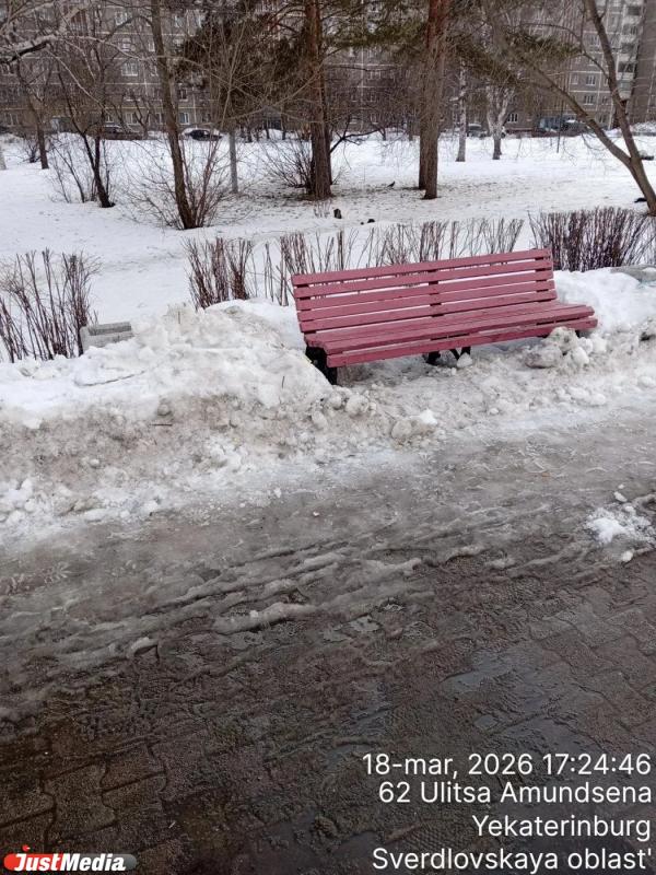 Урны переполнены, скамейки – в снегу: екатеринбуржцы пожаловались на отсутствие уборки в парке Архипова - Фото 6