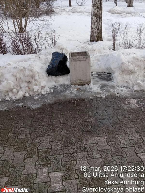 Урны переполнены, скамейки – в снегу: екатеринбуржцы пожаловались на отсутствие уборки в парке Архипова - Фото 7