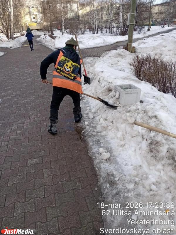 Урны переполнены, скамейки – в снегу: екатеринбуржцы пожаловались на отсутствие уборки в парке Архипова - Фото 9