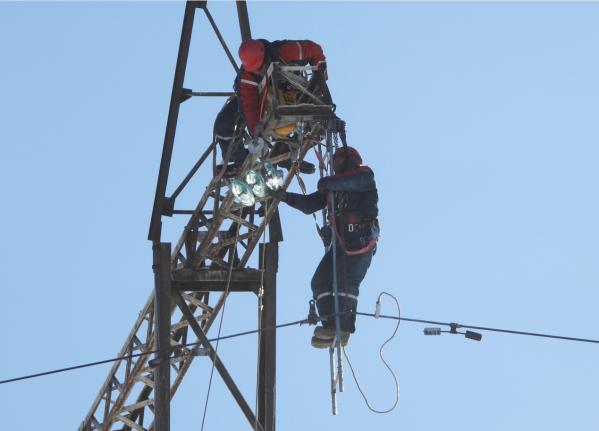 Энергетики «Россети Урал» провели сложные работы на опоре ЛЭП в акватории Белоярского водохранилища - Фото 2