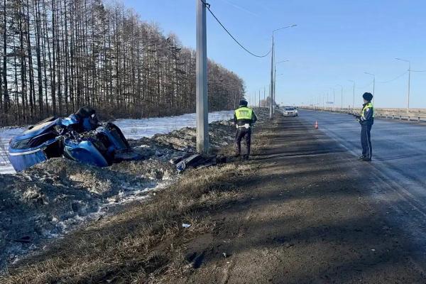 Автоледи на «Ладе» налетела на отбойник и столб и перевернулась в кювете на Тюменском тракте - Фото 2
