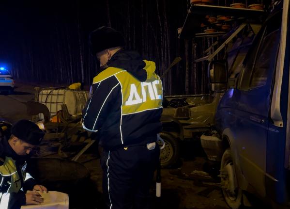 Под Первоуральском водитель «Газели» влетел в спецавтомобиль и снес трех дорожников - Фото 2