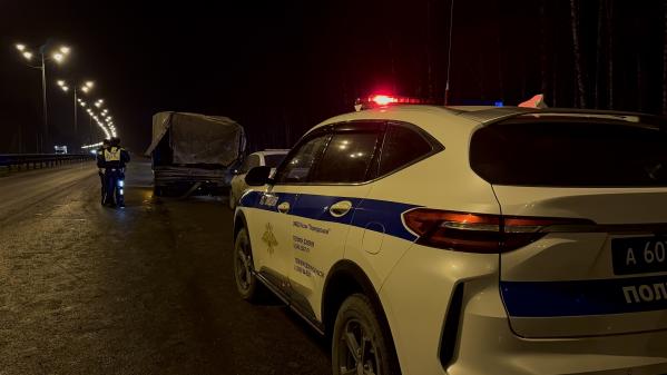 Под Первоуральском водитель «Газели» влетел в спецавтомобиль и снес трех дорожников - Фото 3