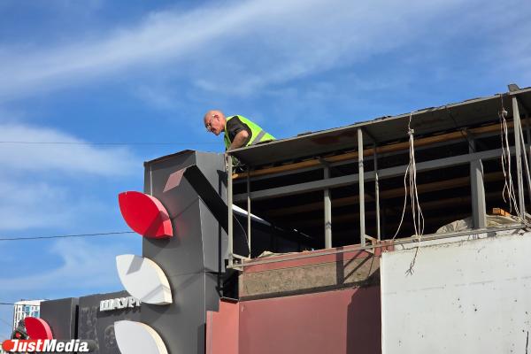 В Екатеринбурге снесут ларьки у выхода из подземного перехода на Челюскинцев - Фото 2