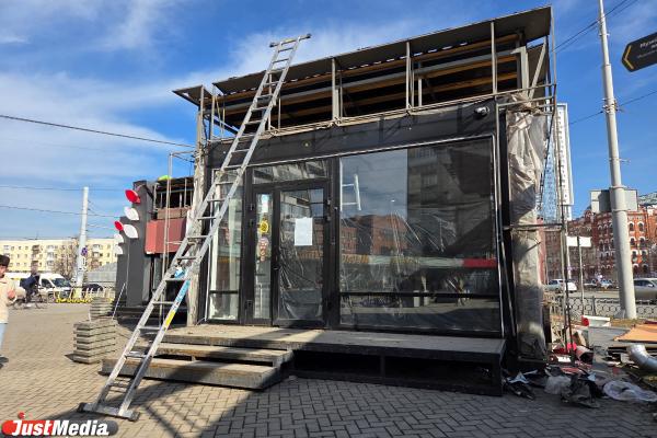 В Екатеринбурге снесут ларьки у выхода из подземного перехода на Челюскинцев - Фото 4