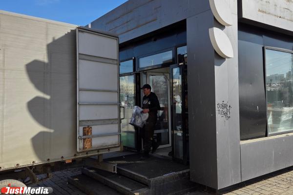 В Екатеринбурге снесут ларьки у выхода из подземного перехода на Челюскинцев - Фото 5