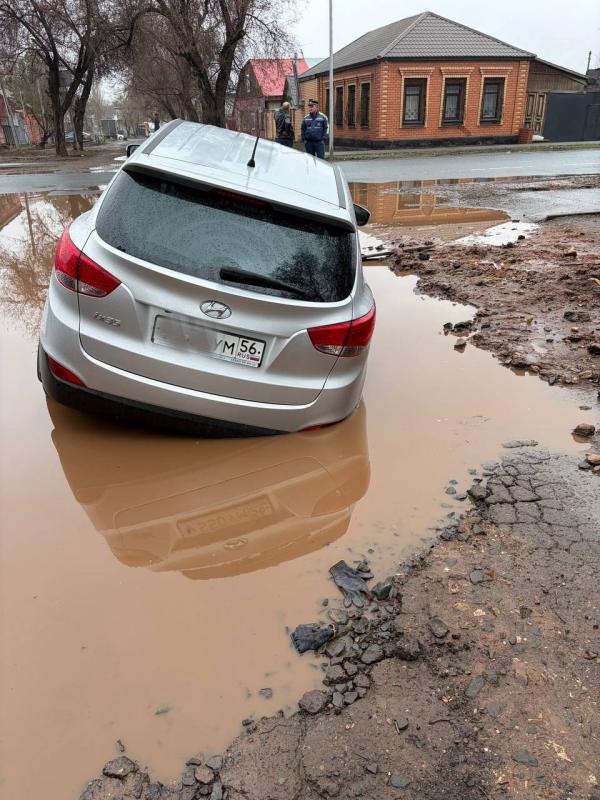 В Оренбурге провалилась под землю часть иномарки - Фото 2