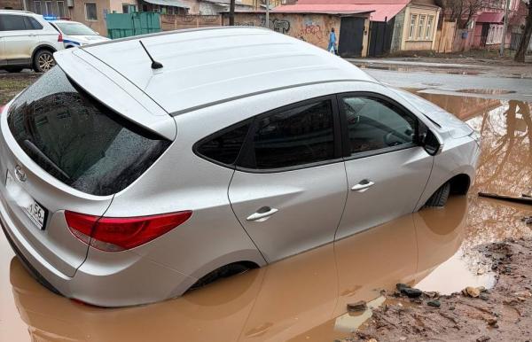 В Оренбурге провалилась под землю часть иномарки - Фото 3