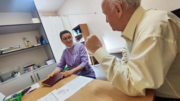 В Екатеринбурге медики помогли вернуть военному экскурсоводу речь и память после инсульта - Фото 2