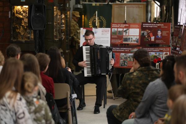 В Екатеринбурге в третий раз состоялся театрально-музыкальный фестиваль в память о погибшем на СВО музыканте - Фото 3