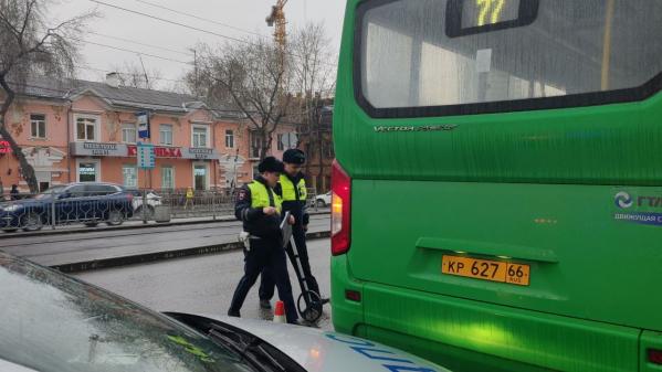 В Екатеринбурге на остановке столкнулись два автобуса - Фото 2