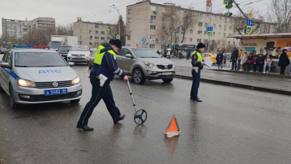 В Екатеринбурге на остановке столкнулись два автобуса - Фото 3