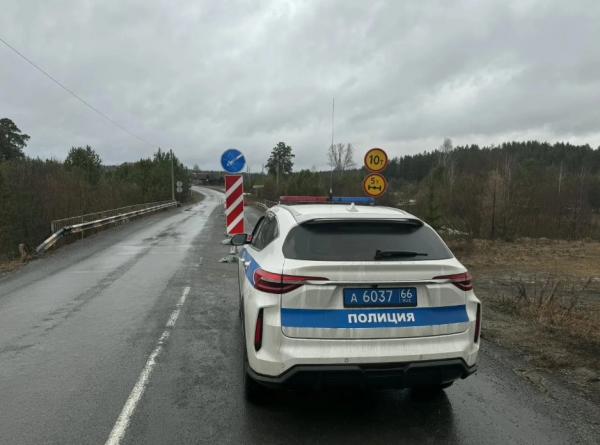 Под Первоуральском из-за паводка ограничили движение транспорта по мосту через реку Утка - Фото 2