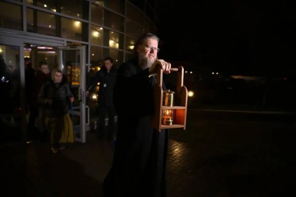 Благодатный огонь из храма Гроба Господня прибыл в Екатеринбург  - Фото 2