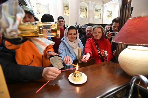 Благодатный огонь из храма Гроба Господня прибыл в Екатеринбург  - Фото 3