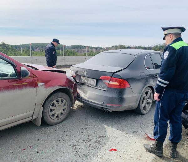 На Тюменском тракте водитель иномарки собрал «паровозик» и покалечил в ДТП двух человек - Фото 2