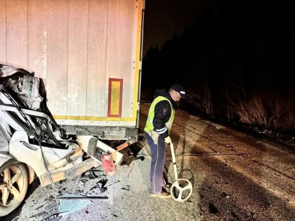 В Екатеринбурге двое мужчина на внедорожнике залетели под грузовик и остались живы - Фото 3
