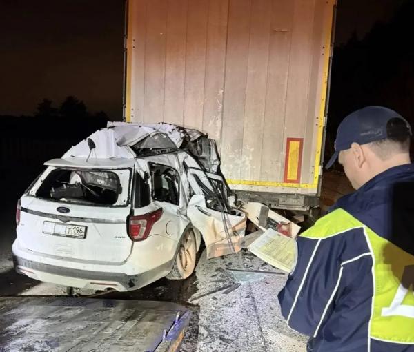 В Екатеринбурге двое мужчина на внедорожнике залетели под грузовик и остались живы - Фото 2
