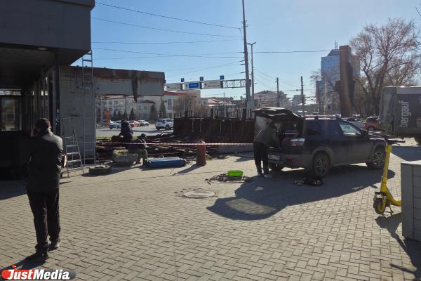 В Екатеринбурге образовались груды мусора из-за уборки павильонов у ж/д вокзала  - Фото 2