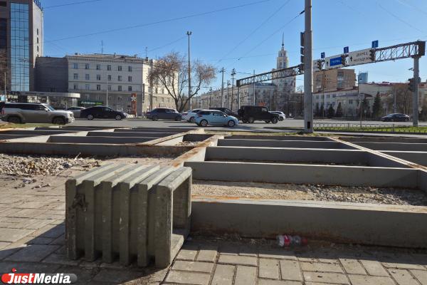В Екатеринбурге образовались груды мусора из-за уборки павильонов у ж/д вокзала  - Фото 5