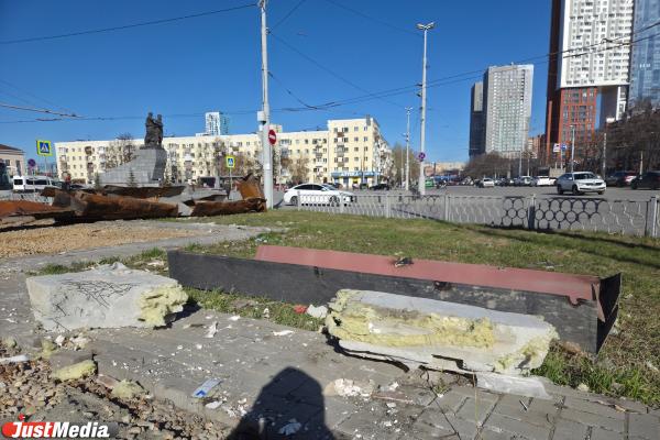 В Екатеринбурге образовались груды мусора из-за уборки павильонов у ж/д вокзала  - Фото 6