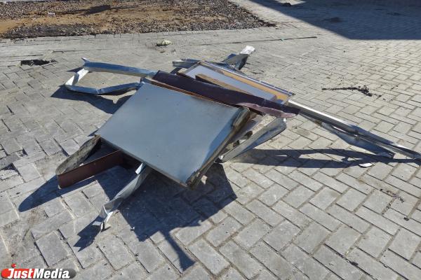 В Екатеринбурге образовались груды мусора из-за уборки павильонов у ж/д вокзала  - Фото 7