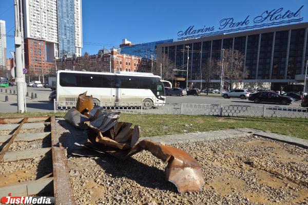В Екатеринбурге образовались груды мусора из-за уборки павильонов у ж/д вокзала  - Фото 8
