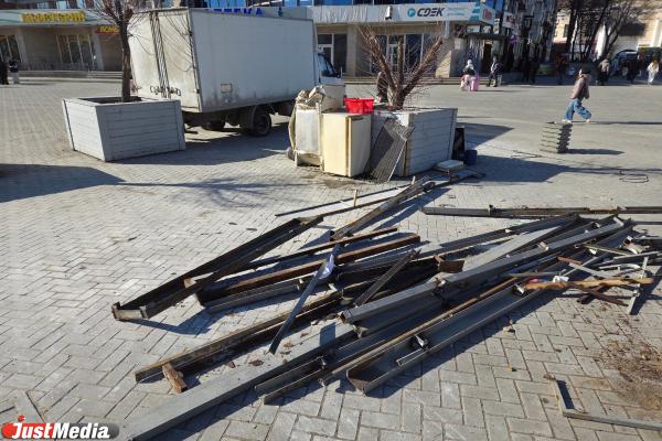 В Екатеринбурге образовались груды мусора из-за уборки павильонов у ж/д вокзала  - Фото 9