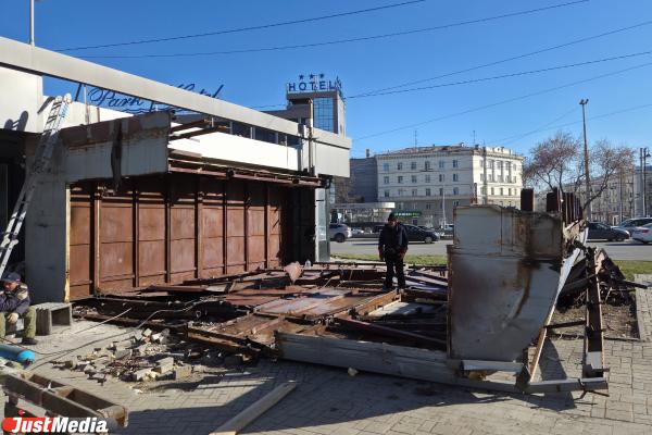 В Екатеринбурге образовались груды мусора из-за уборки павильонов у ж/д вокзала  - Фото 4