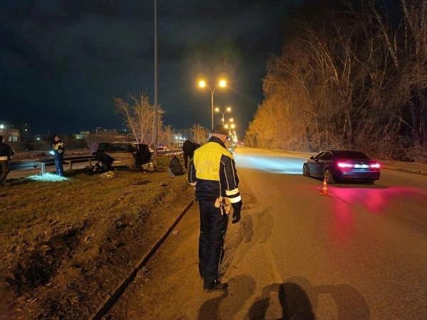  На Объездной дороге 20-летний водитель «Фольксвангена» снес ограждение и влетел в столб - Фото 2