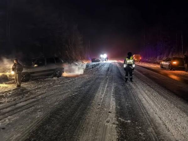 Под Нижним Тагилом водитель «Нивы», буксировавший иномарку, залетел под встречный КАМАЗ - Фото 2