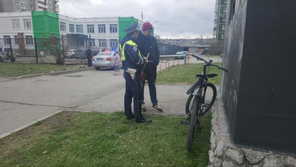 В Екатеринбурге водитель «Тойоты Ленд Крузер», заезжая во двор, сбил подростка на велосипеде - Фото 2
