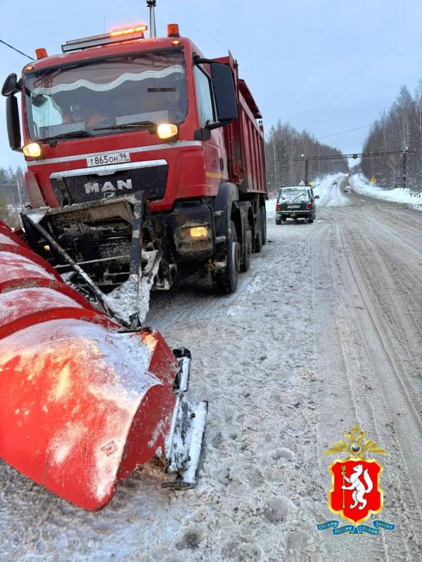 На ж/д переезде Качканарском районе снегоуборочная машина перевернула «Ладу» - Фото 2