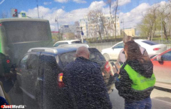 В Екатеринбурге на площади Коммунаров водитель иномарки въехал в автобус №52 - Фото 2