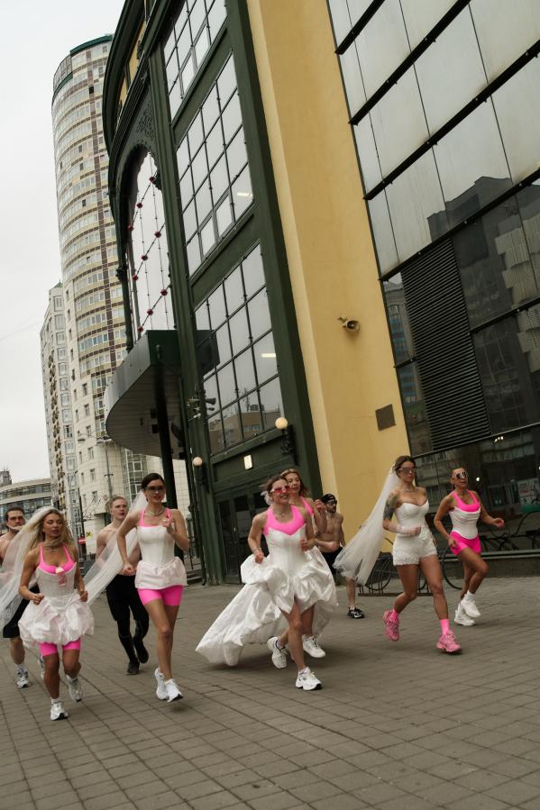 Фитнес-тренеры и психологи объяснили, почему абсурдные челленджи могут быть полезнее скучных тренировок - Фото 3