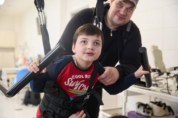 Фонд святой Екатерины оплатил реабилитацинный курс мальчику, который уже почти восемь лет учится ходить - Фото 2