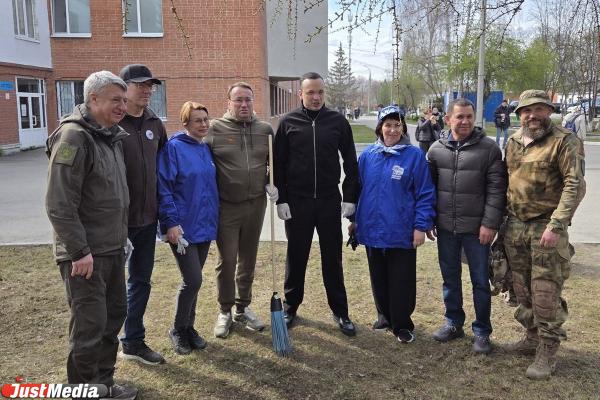 Месячник чистоты в Екатеринбурге закончился традиционным VIP-субботником - Фото 4