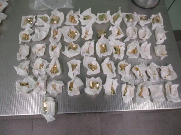 В Кольцово таможенники забрали екатеринбурженки 600 брошей, которые она привезла из Ташкента для себя - Фото 2
