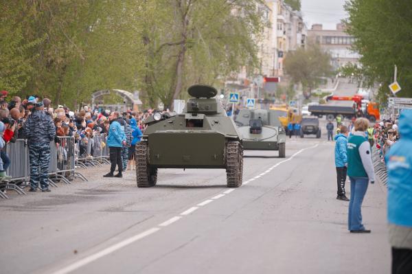 Впервые по улицам Кировграда 9 мая прошла колонна исторической техники времен Великой Отечественной войны  - Фото 7
