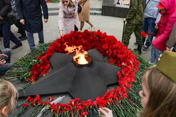 «Судьбы солдат», новый комплекс «Город трудовой доблести» и шествие военной техники – в Верхней Пышме встретили День Победы - Фото 13