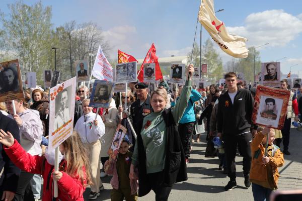 «Судьбы солдат», новый комплекс «Город трудовой доблести» и шествие военной техники – в Верхней Пышме встретили День Победы - Фото 19
