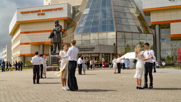 «Судьбы солдат», новый комплекс «Город трудовой доблести» и шествие военной техники – в Верхней Пышме встретили День Победы - Фото 10