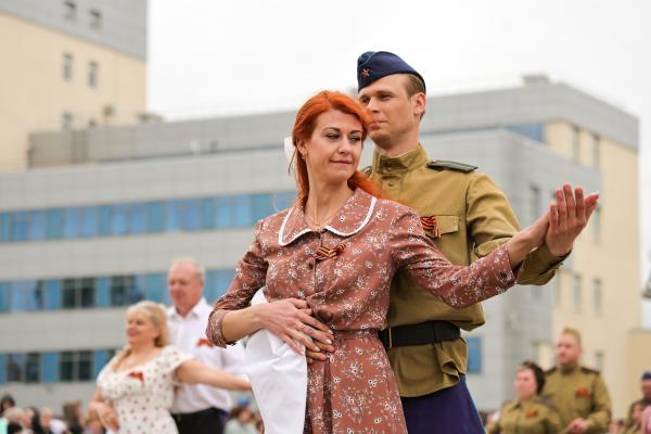 «Судьбы солдат», новый комплекс «Город трудовой доблести» и шествие военной техники – в Верхней Пышме встретили День Победы - Фото 18