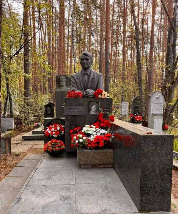 Андрей Ветлужских посетил военный парад на площади 1905 года и возложил цветы у памятника «Журавли» - Фото 5