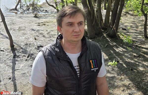 Диваны, двери, урны и 1,5 тонны мусора выловили из Исети волонтеры и муниципальный подрядчик - Фото 2