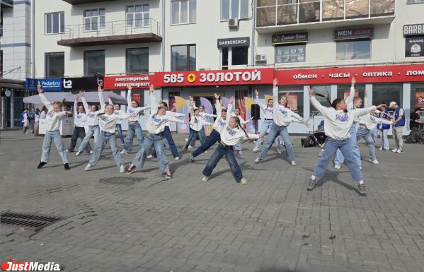 Танцами, музыкой и сладким мотивировали екатеринбуржцев проголосовать за ремонт парков по ФКГС - Фото 2